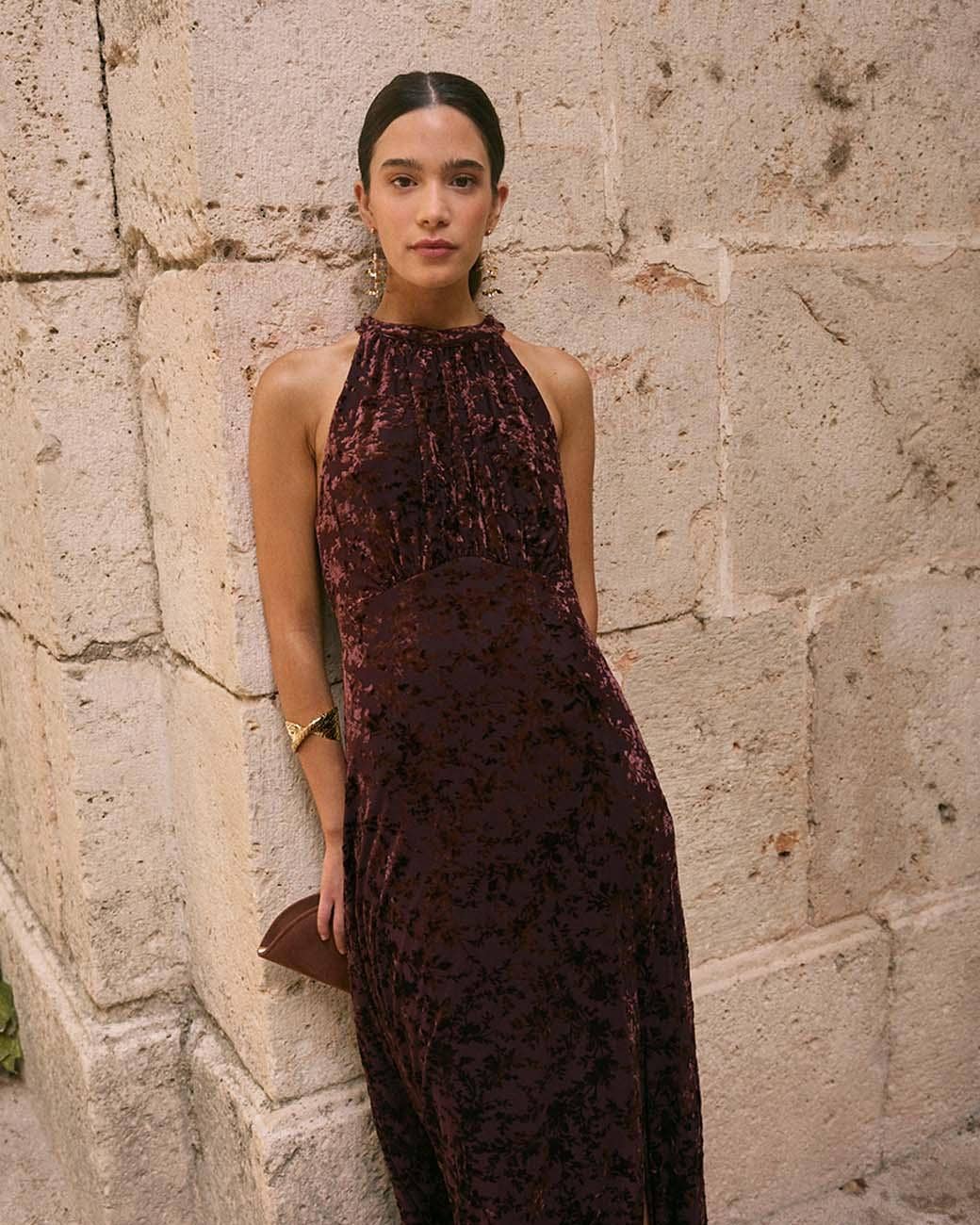 Vestido de invitada de terciopelo burdeos de Polin et Moi