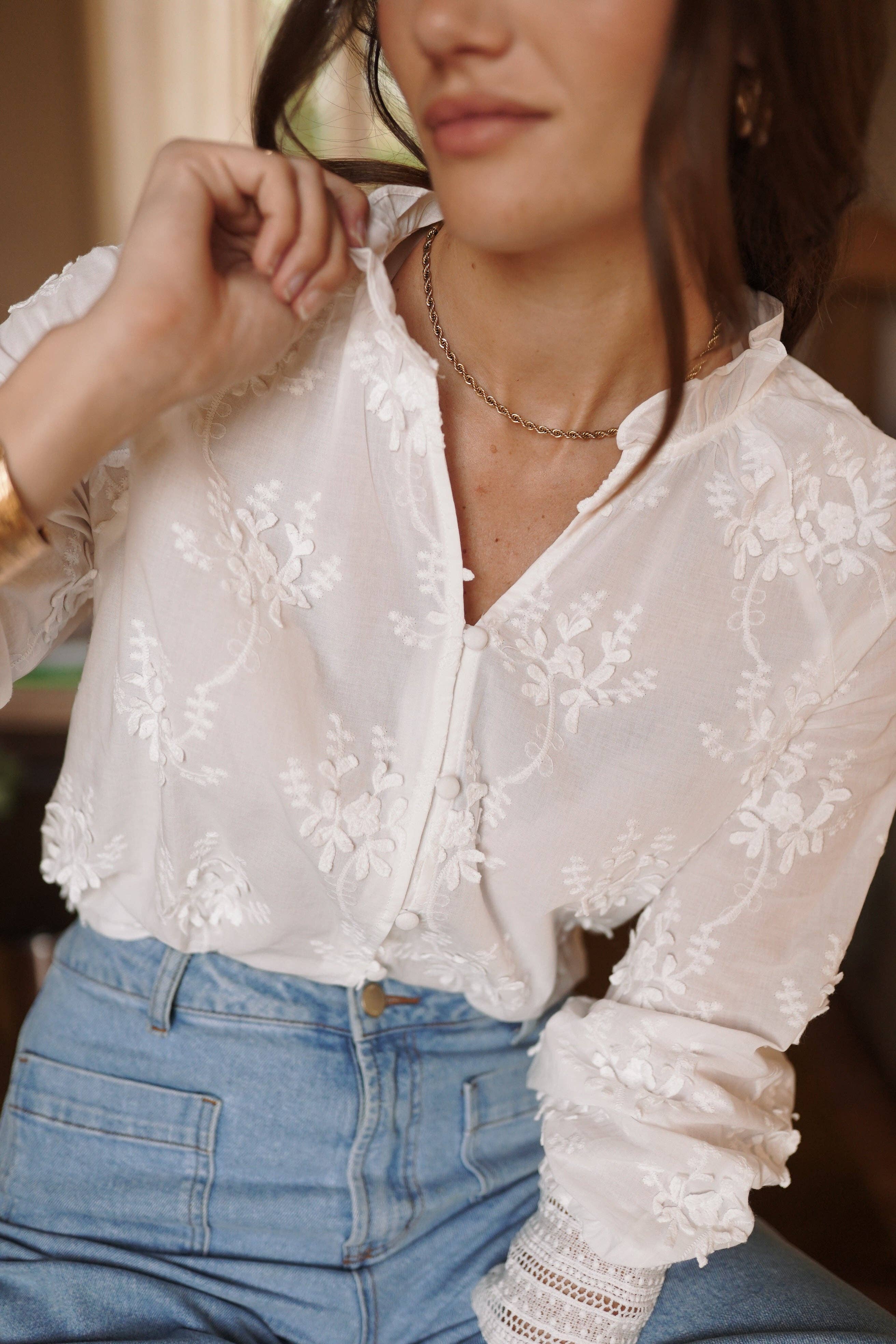 Camisa blanca con pantalón negro de vestir
