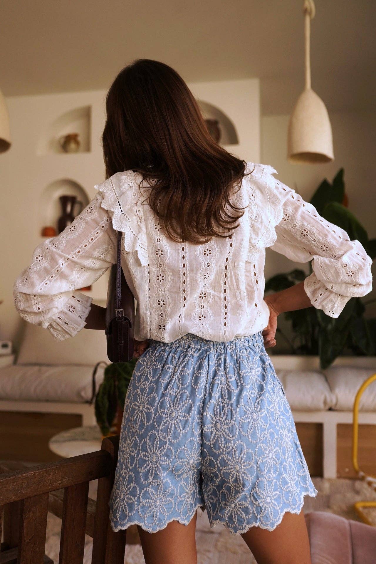 Blusa blanca de algodón perforado con mangas abullonadas
