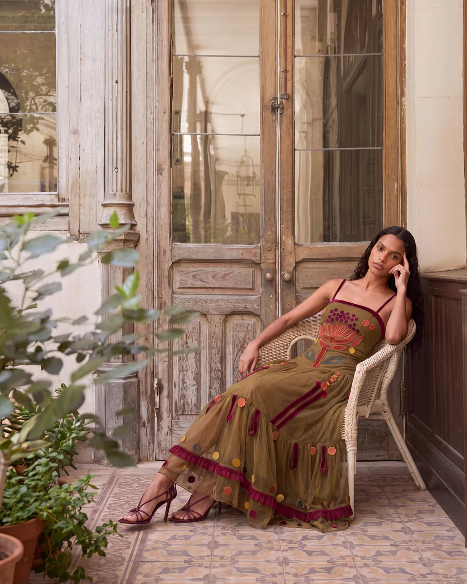 Vestido largo de tul verde con bordados · Is Coming | MHOSS